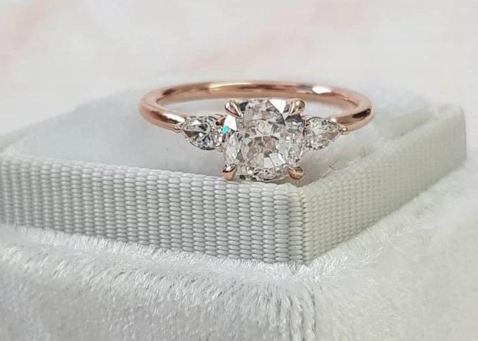 Claw setting Cushion Cut Diamond Ring with 8×8mm 3 Stone OEM 0