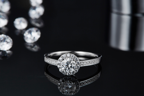 Main Stone Round Pattern Cut 9k Moissanite 925 Silver Women Ring