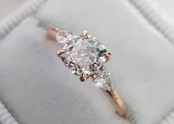 Claw setting Cushion Cut Diamond Ring with 8×8mm 3 Stone OEM