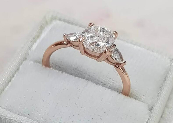 Claw setting Cushion Cut Diamond Ring with 8×8mm 3 Stone OEM