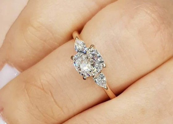 Claw setting Cushion Cut Diamond Ring with 8×8mm 3 Stone OEM
