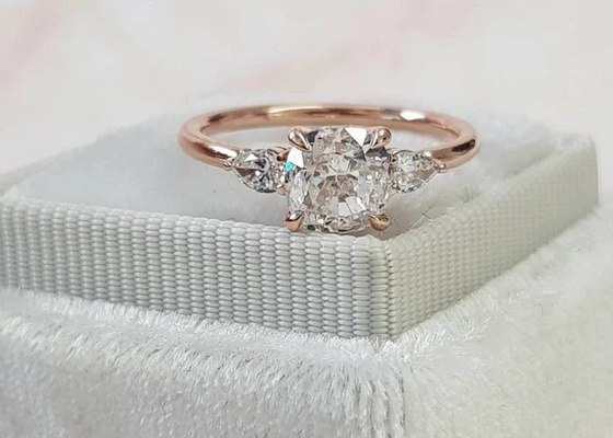 Claw setting Cushion Cut Diamond Ring with 8×8mm 3 Stone OEM