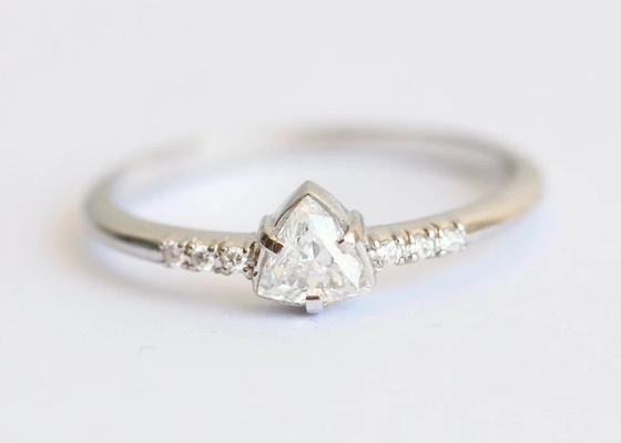 Fashion Real Diamond Jewellery Ring with 4×4mm Triangle Stone ODM