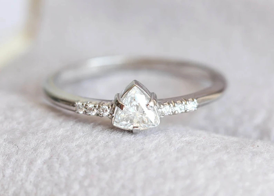 Fashion Real Diamond Jewellery Ring with 4×4mm Triangle Stone ODM