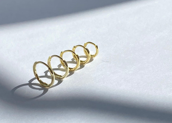 6mm 12mm 9k Gold Huggie Earrings , 10mm Dainty Huggie Hoop Earrings OEM