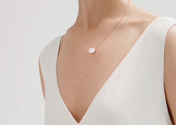 0.05ct Diamond And Mother Of Pearl Circle Pendant 18k Rose Gold material OEM